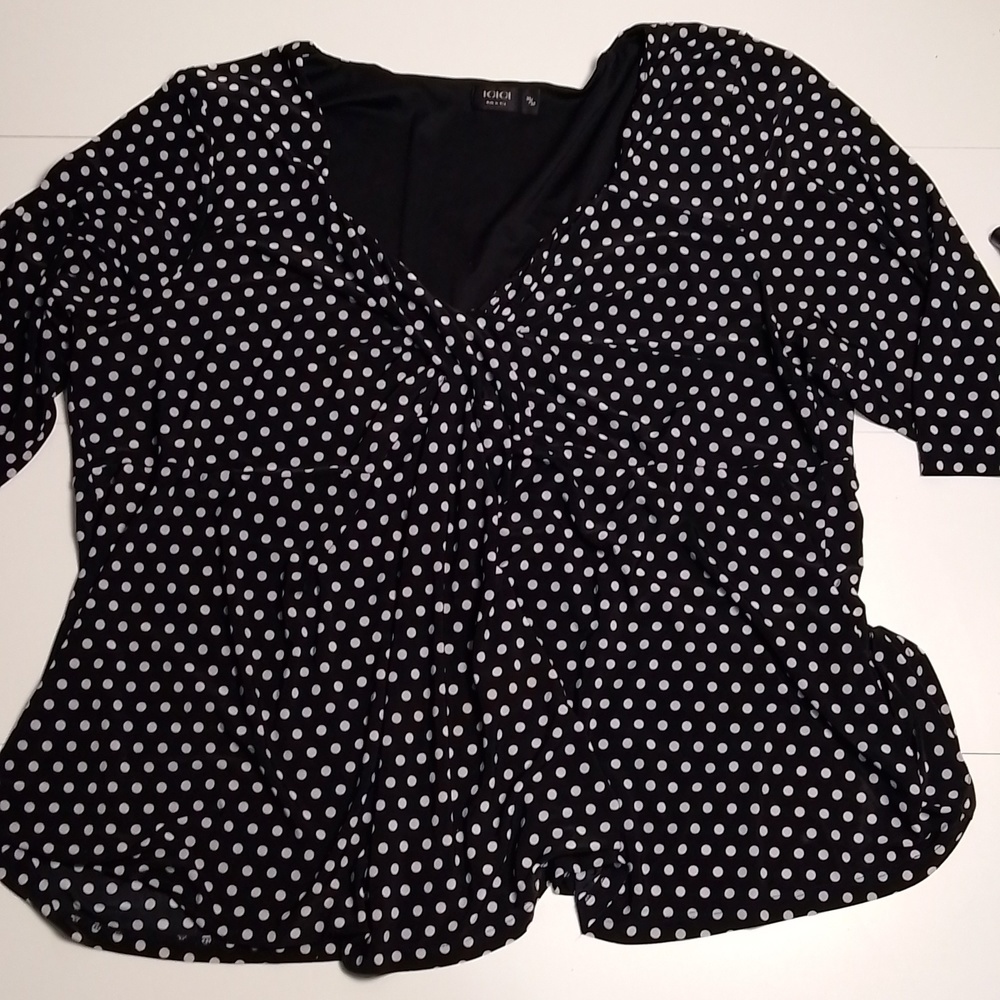 Igigi plus size polka dot 30/32 top with twist at chest. 3/4 length sleeves